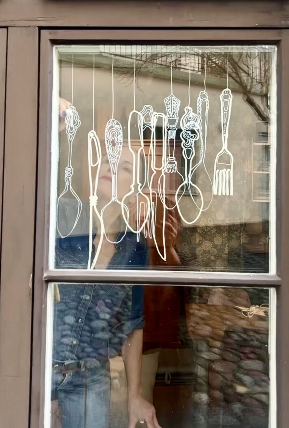 WIndow mural drawings by the illustrator Stina Persson