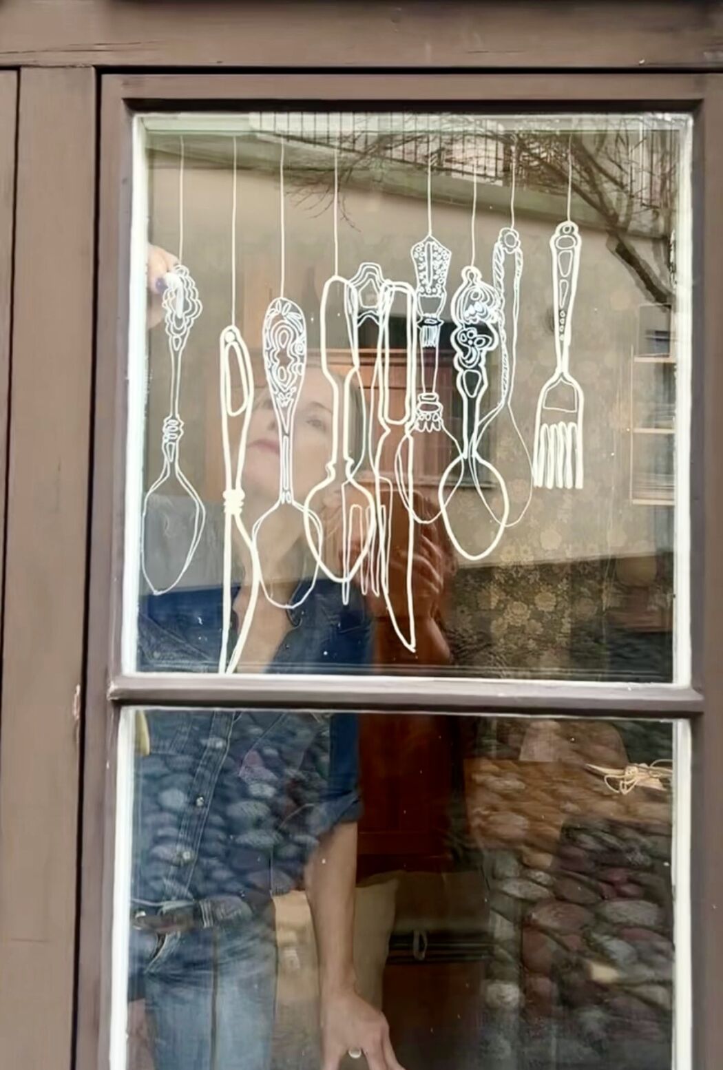 WIndow mural drawings by the illustrator Stina Persson