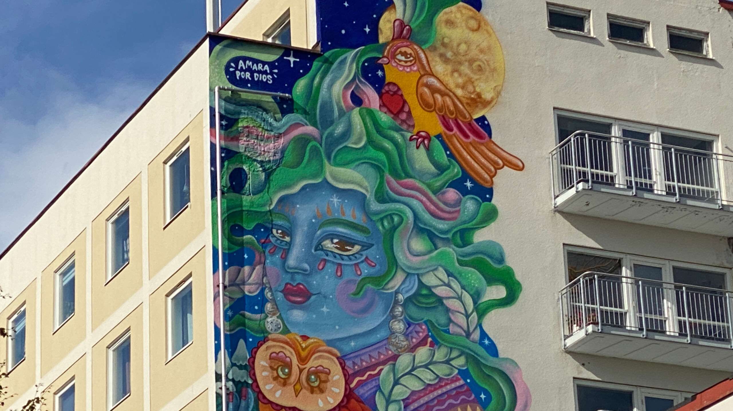 Huge mural painting by Amara Por Dios