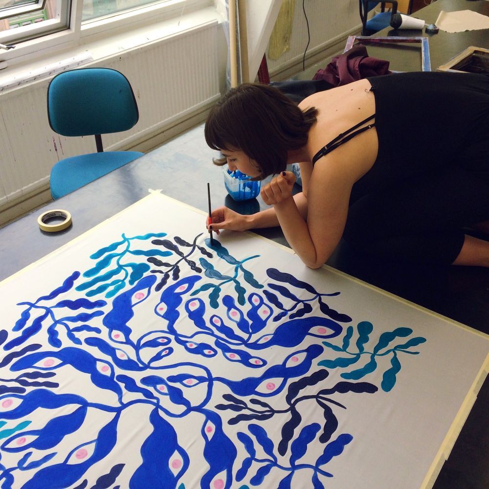 THe illustration artist and pattern designer Linnéa Andersson painting