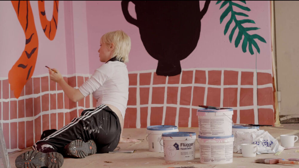 Yoyo Nasty is live-painting a wall mural for Konsthissen
