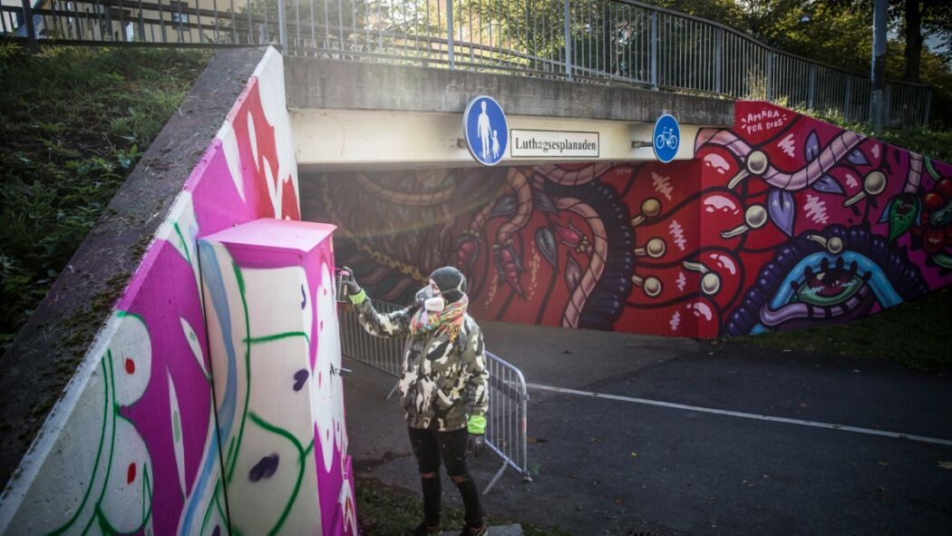 The mural painter Amara Por Dios in action