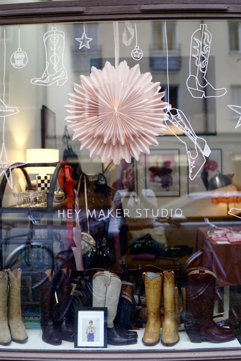 Handpainted shop window by Stina Persson